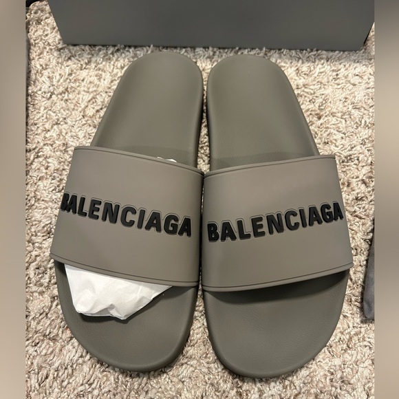 NWT Men’s size 10 Balenciaga Pool Slide. Medium Grey with black logo.